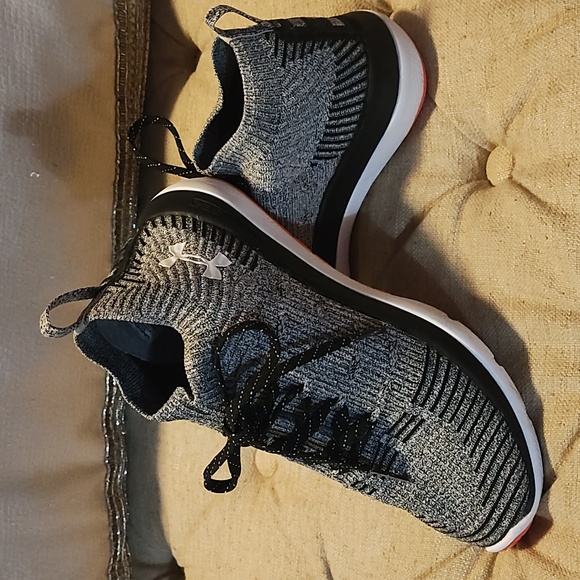 Under Armor gray slip-on run strong size 5 kids sneaker - Picture 5 of 6